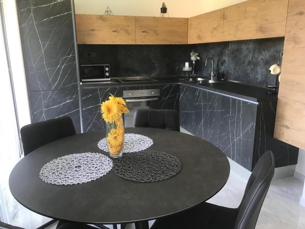 Hedonist-Luxury 2 Bedroom Apartment With Private Hot Tub, Garden And Free Parking Trogir Exterior photo
