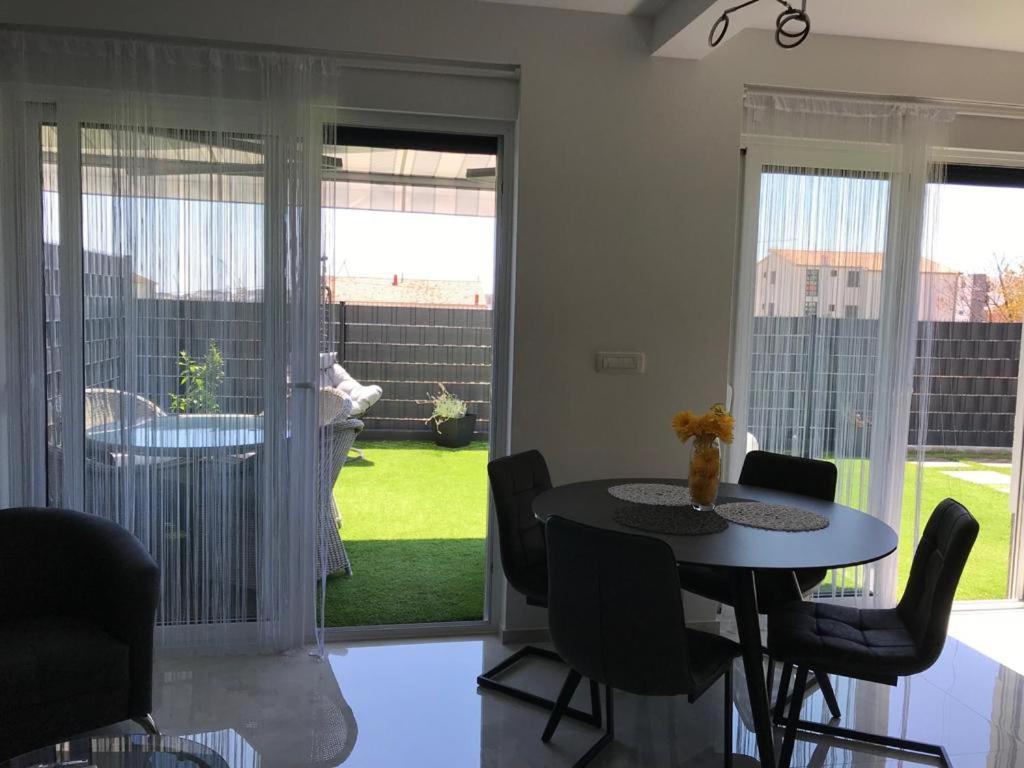 Hedonist-Luxury 2 Bedroom Apartment With Private Hot Tub, Garden And Free Parking Trogir Exterior photo