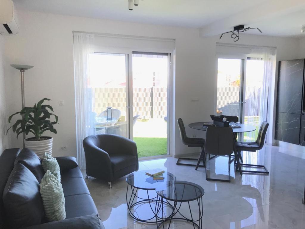 Hedonist-Luxury 2 Bedroom Apartment With Private Hot Tub, Garden And Free Parking Trogir Exterior photo