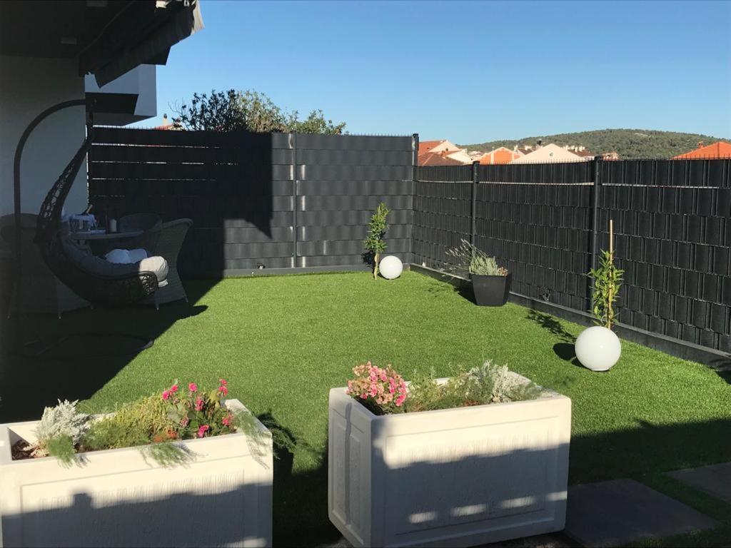 Hedonist-Luxury 2 Bedroom Apartment With Private Hot Tub, Garden And Free Parking Trogir Exterior photo