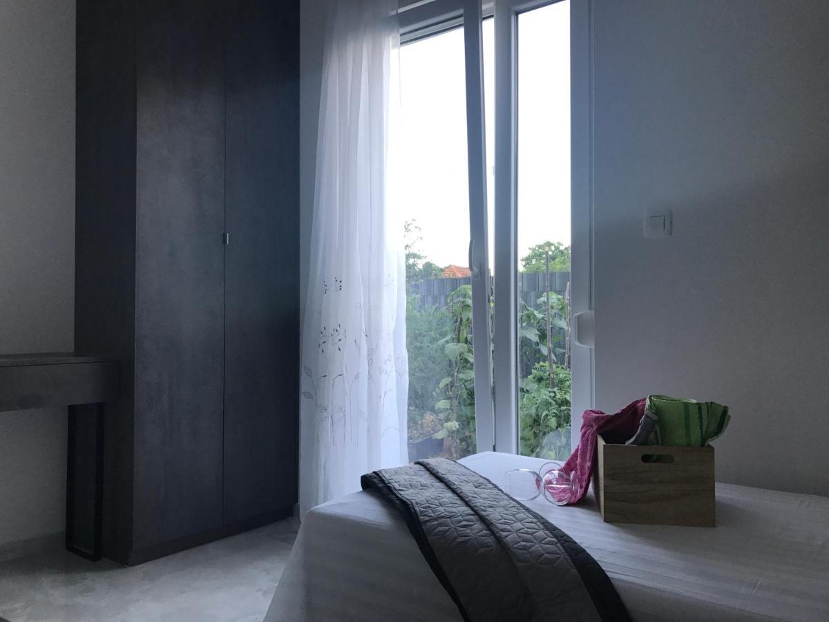 Hedonist-Luxury 2 Bedroom Apartment With Private Hot Tub, Garden And Free Parking Trogir Exterior photo