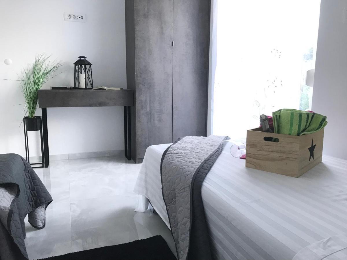 Hedonist-Luxury 2 Bedroom Apartment With Private Hot Tub, Garden And Free Parking Trogir Exterior photo