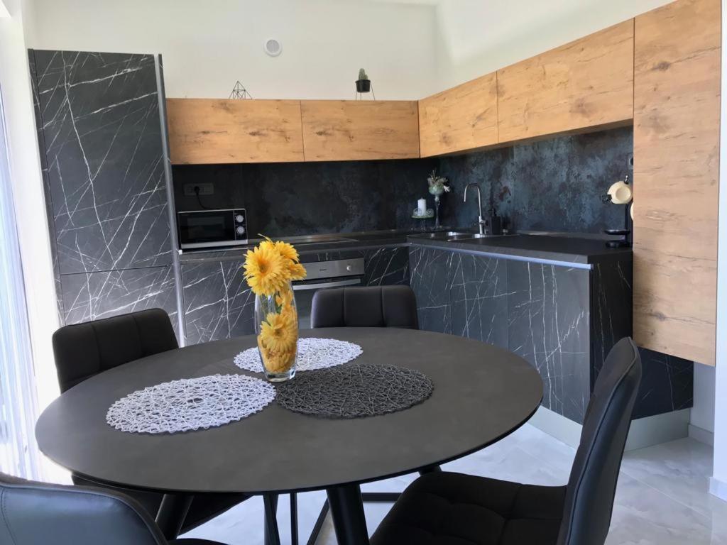 Hedonist-Luxury 2 Bedroom Apartment With Private Hot Tub, Garden And Free Parking Trogir Exterior photo