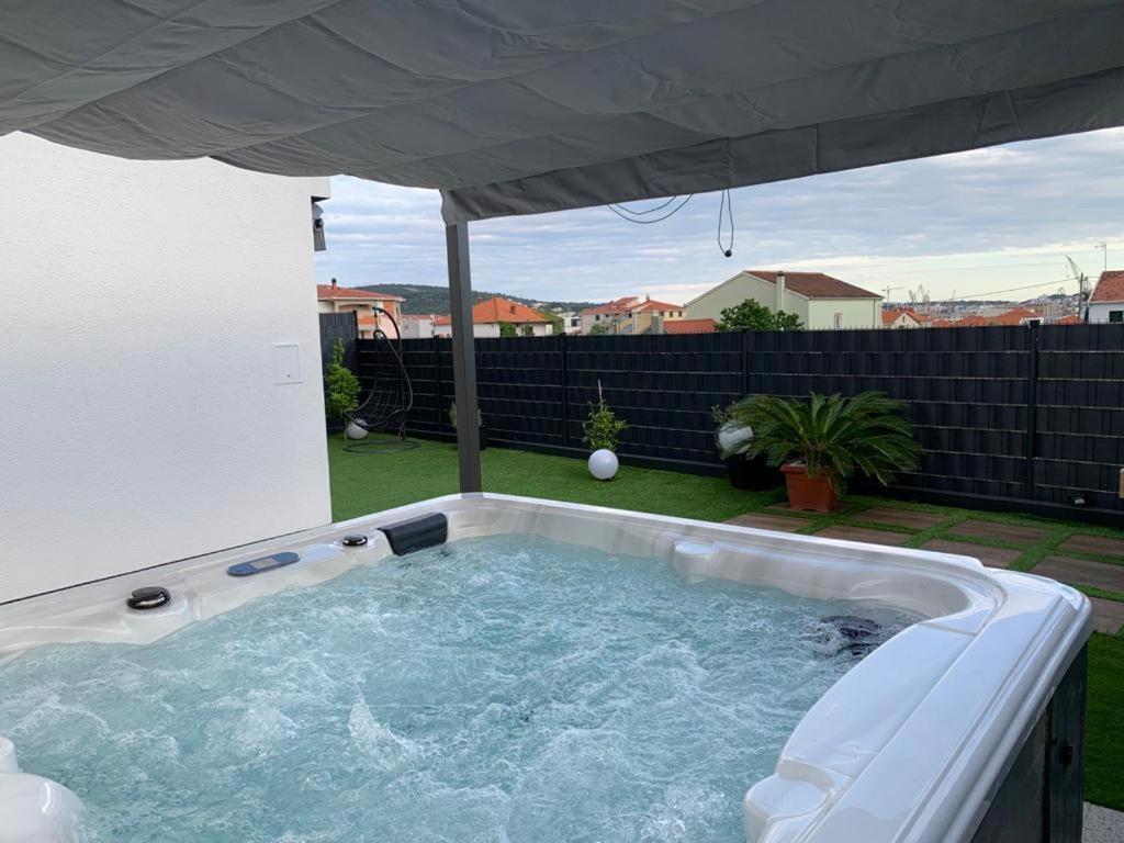 Hedonist-Luxury 2 Bedroom Apartment With Private Hot Tub, Garden And Free Parking Trogir Exterior photo