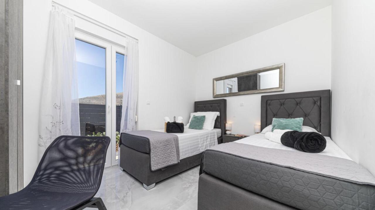 Hedonist-Luxury 2 Bedroom Apartment With Private Hot Tub, Garden And Free Parking Trogir Exterior photo