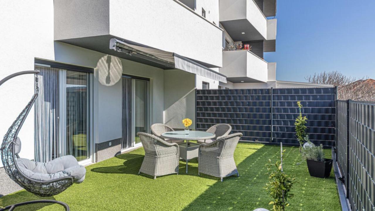Hedonist-Luxury 2 Bedroom Apartment With Private Hot Tub, Garden And Free Parking Trogir Exterior photo